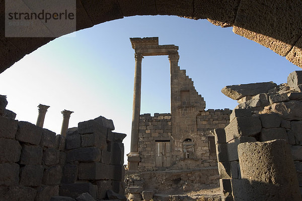 Torbogen  Ancient City archäologische Ruinen  UNESCO-Weltkulturerbe  Bosra  Syrien  Naher Osten