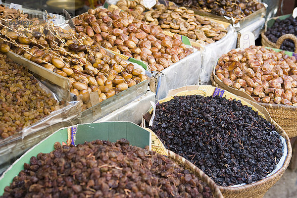 Getrocknete Früchte in den Souk  Medina  Fez  Marokko  Nordafrika  Afrika