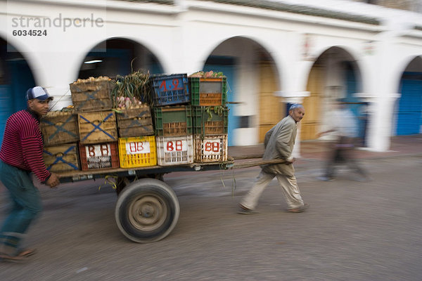 Zwei Männer mit Wagen von Gemüse  Souk  Essaouira  Marokko  Nordafrika  Afrika