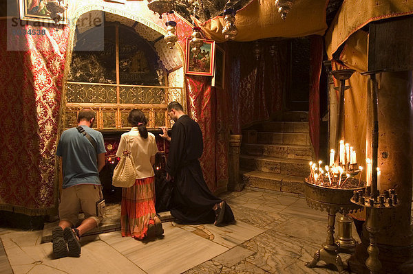 Priester und Touristen betend in der Geburtskirche (Geburtsort von Jesus Christus)  Bethlehem  Israel  Naher Osten