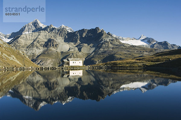 Perfekte Spiegelbild im See bei Schwarzee Paradies und kleinen Berghütte  Alpine Resort Zermatt  Wallis  Schweiz  Europa