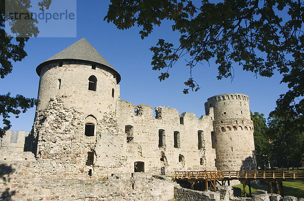 Die Ruinen von Cesis Schloss  Residenz der Master des Schwertbrüderordens 1237  mittelalterliche Stadt im Gauja-Nationalpark  Cesis  Lettland  Baltikum  Europa