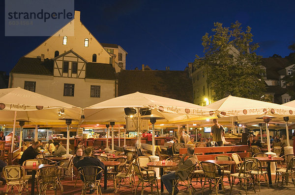 In der Nacht im Quadrat der traditionellen Gebäuden  Altstadt  UNESCO Weltkulturerbe  Riga  Lettland  Baltikum  Europa Restaurants unter freiem Himmel