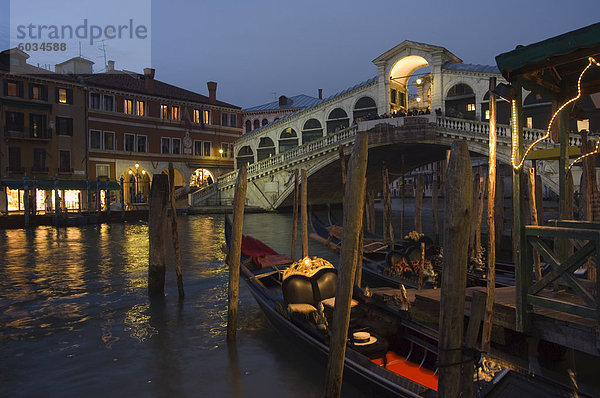 Canal Grande  Rialto-Brücke in der Nacht  Gondeln auf Wasser  Venedig  UNESCO World Heritage Site  Veneto  Italien  Europa
