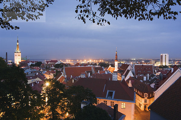 Skyline der Altstadt einschließlich St. Olav Kirche  UNESCO Weltkulturerbe  Tallinn  Estland  Baltikum  Europa