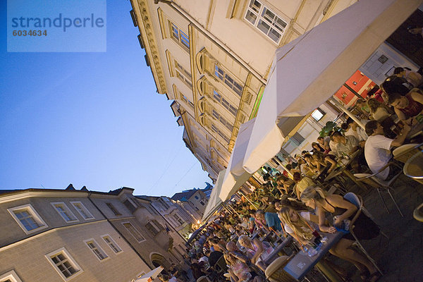 Cafés und Straßenszene  Venturska Ul  Bratislava  Slowakei  Europa