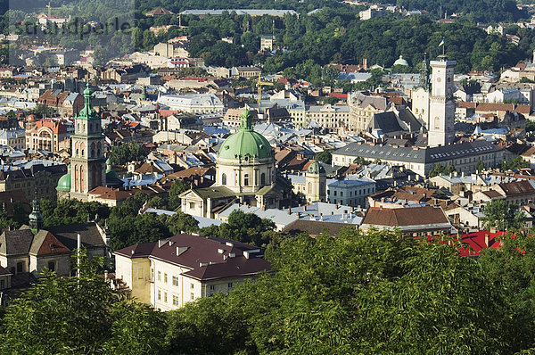 Altstadt einschließlich Dominikanerkirche und Kloster  Rathaus  und Himmelfahrt Kirche Glockenturm aus 1591-1629  gesehen vom Castle Hill  UNESCO-Weltkulturerbe  Lviv  Ukraine  Europa