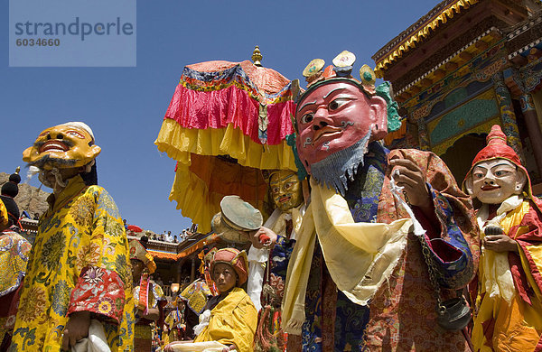 Gruppe von Mönchen in Holzmasken und Trachten in Prozession im Rathaushof Kloster Hemis Festival  Hemis  Ladakh  Indien  Asien