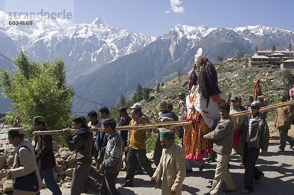 Gruppe von Männern in Prozession mit der lokalen Gottheit  Kalpa-Dorf  Recong Peo Area  Kinnaur  Himachal Pradesh  Indien  Asien