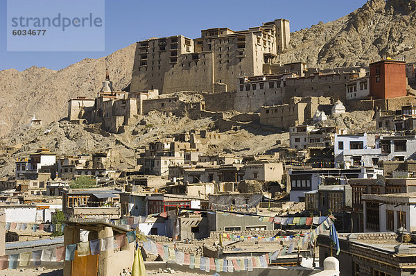 Blick auf die Altstadt mit Leh-Palast im Hintergrund  Leh  Ladakh  Indien  Asien