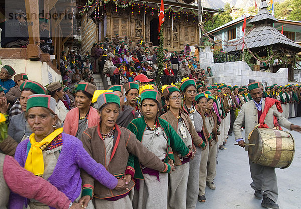 Gruppe von Frauen in voller Tracht durchführen  traditionellen Tänzen in einer Zeile mit Mann schlug auf Trommel während Ataro religiösen Festivals in Baring Narj Tempel  Sangla  Baspa Valley  Kinnaur  Himachal Pradesh  Indien  Asien