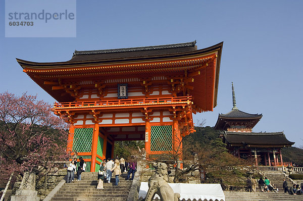 Rote Tempel Tor  Kiyomizu-Dera-Tempel  Kyoto  Japan  Asien