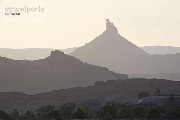 Gestapelte Felsformationen bei Dämmerung  Needles District  Canyonlands National Park  Utah  Vereinigte Staaten von Amerika  Nordamerika