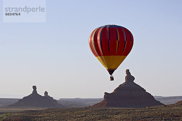 Heißluft Ballon und Rock-Formationen im Morgengrauen  Tal der Götter  Utah  Vereinigte Staaten  Nordamerika