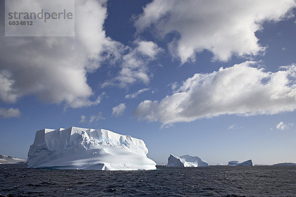 Eisberge und Wolken auf Laurie Island  Süd-Orkney-Inseln  Polarregionen