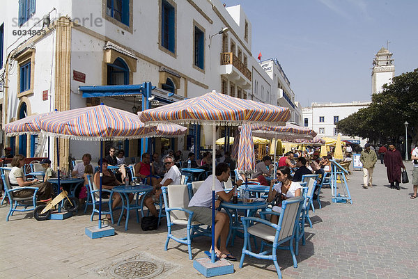 Café im Quadrat  Essaouira  Marokko  Nordafrika  Afrika