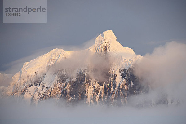 Schneebedeckte Berge bei Sonnenuntergang  generieren eigene Abdeckung Nebel Wiencke-Insel  Antarktische Halbinsel  Antarktis  Polarregionen