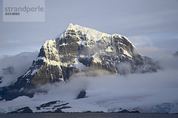 Schneebedeckte Küsten Berg  Wiencke-Insel  Antarktische Halbinsel  Antarktis  Polarregionen