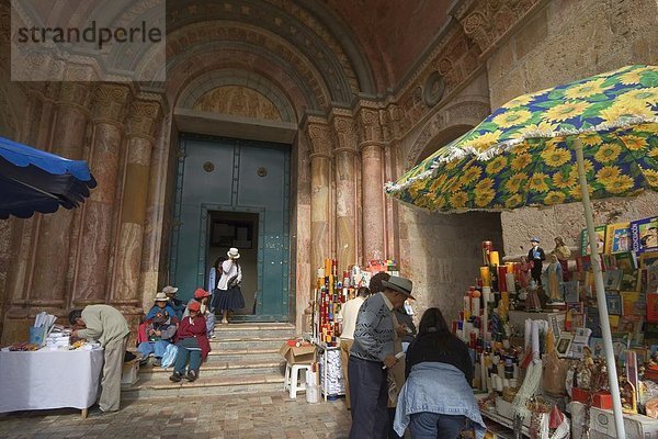 Würgen Sie Verkauf von katholischen Paraphenalia am Eingang der neuen Catedral De La Inmaculada Concepcion in1885  Cuenca  Provinz Azuay  Southern Highlands  Ecuador  Südamerika baute ab