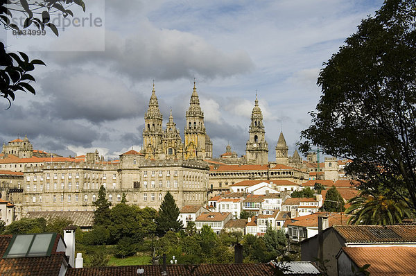 Santiago Kathedrale mit dem Palast des Raxoi im Vordergrund  UNESCO-Weltkulturerbe  Santiago De Compostela  Galicien  Spanien  Europa