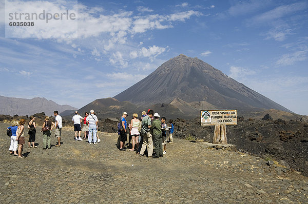 Touristen und der Vulkan Pico de Fogo im Hintergrund  Fogo (Feuer)  Kapverdische Inseln  Afrika