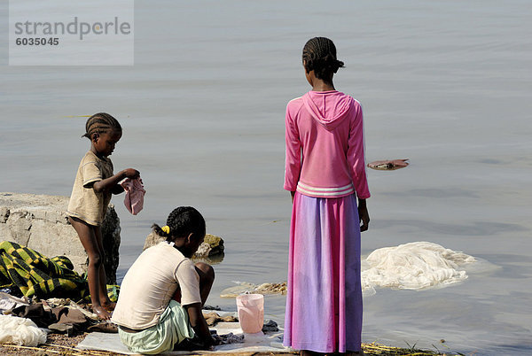 Mädchen tun Wäscheservice  Lake Awassa  Äthiopien  Afrika