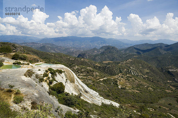 Hierve el Agua (das Wasser kocht)  Wasser reich an Mineralien Blasen oben aus den Bergen und gießt über den Rand  Oaxaca  Mexiko  Nordamerika