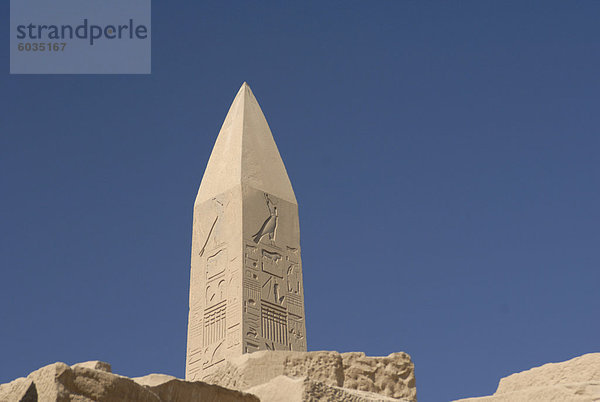 Obelisk  Tempel von Karnak  in der Nähe von Luxor  Theben  UNESCO World Heritage Site  Ägypten  Nordafrika  Afrika