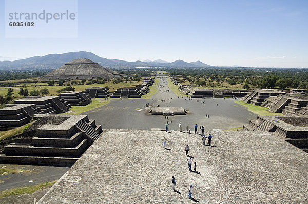Blick von der Pyramide des Mondes von der Allee der Toten und die Pyramide der Sonne jenseits  Teotihuacan  150AD  600AD und später von den Azteken  UNESCO-Weltkulturerbe  nördlich von Mexiko-Stadt  Mexiko  Nordamerika