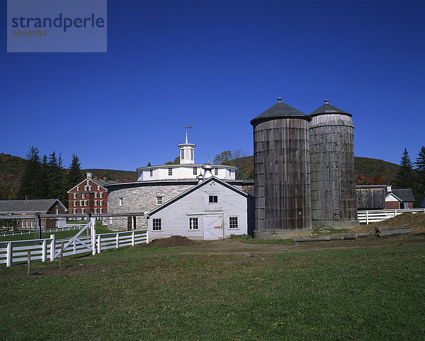 Runde steinerne Scheune  1826  wo Heu vom ersten Stock auf 52 Kühe unten gesunken  und Bauernhof in Shaker Village von Hancock  Massachusetts  Neuengland  Vereinigte Staaten von Amerika  Nordamerika