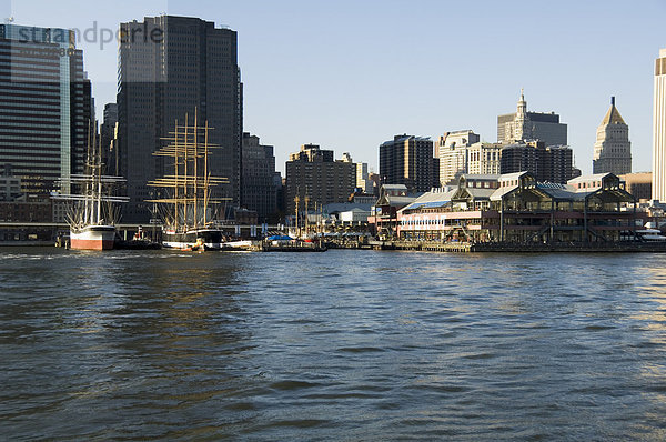 Historische Boote vertäut am Pier 17 auf dem East River  Manhattan  New York City  New York  Vereinigte Staaten von Amerika  Nordamerika