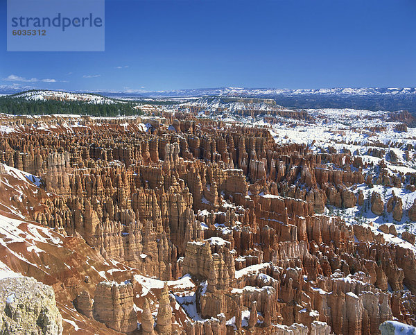 Zinnen und Felsformationen bekannt als The Silent City  gesehen vom Inspiration Point mit Schnee auf dem Boden  in der Bryce Canyon National Park  Utah  Vereinigte Staaten von Amerika  Nordamerika