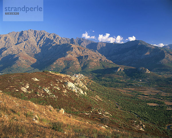 Luftaufnahme über dem Dorf Montemaggiore  klammerte sich an Hang unterhalb des Monte Grosso massiv  Gebiet der Balagne  Korsika  Frankreich  Europa