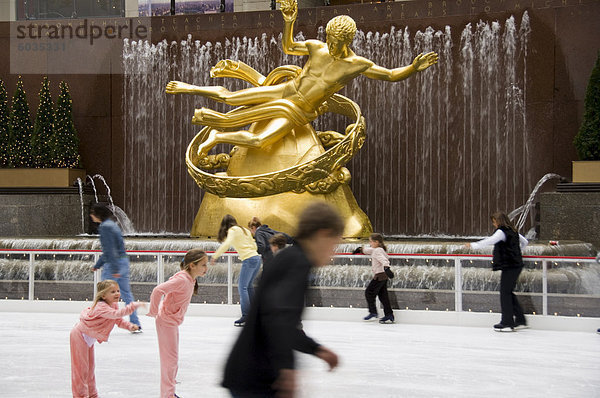 Eisbahn am Rockefeller Center  Mitte Stadt Manhattan  New York City  New York  USA  Nordamerika