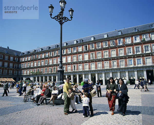 Menschen bei ein beliebter Treffpunkt auf der Plaza Mayor in Madrid  Spanien  Europa