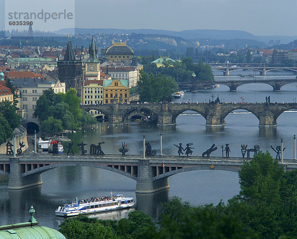 Moderne Skulptur  die auf der Manesuv-Brücke mit der Karlsbrücke hinter  Prag  Tschechische Republik  Europa