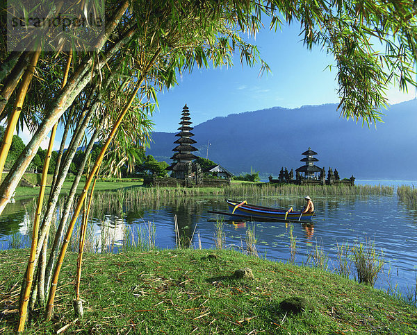 Auslegerkanu am Bratan See in der Nähe von Candikuning Tempel auf Bali  Indonesien  Südostasien  Asien