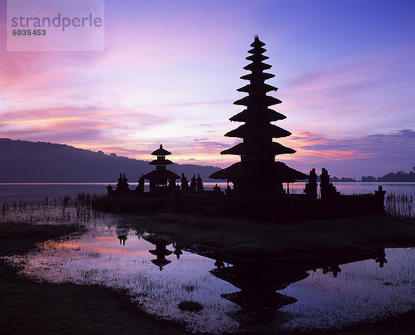 Reflexionen des Candikuning Tempels in das Wasser des Lake Bratan auf Bali  Indonesien  Südostasien  Asien