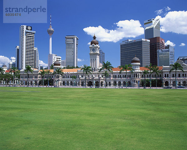 Die Skyline der Stadt vom Merdeka Square mit Petronas Towers und Sultan Abdul Samad Gebäude im Zentrum von Kuala Lumpur  Malaysia  Südostasien  Asien