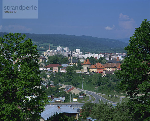 Kontrast von alten und neuen Gebäuden in der Stadt Bardejov  Slowakei  Europa