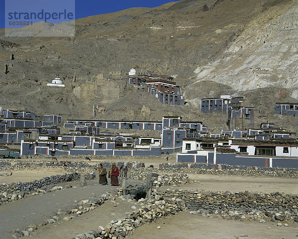 Mönche außerhalb der Ortschaft Sakya in Tibet  China  Asien