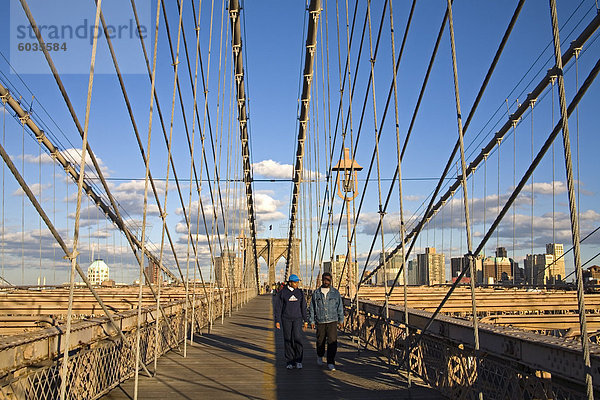 Brooklyn Bridge gesehen von Lower Manhattan Seite  New York City  New York  Vereinigte Staaten von Amerika  Nordamerika