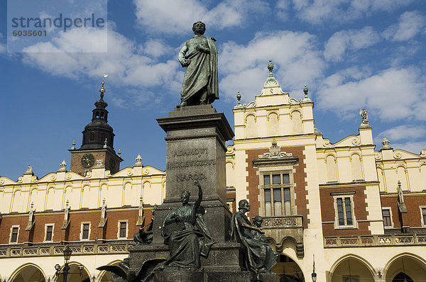 Statue des romantischen Dichters Mickiewicz vor die Tuchhallen (Tuchhallen)  Marktplatz (Rynek Glowny)  Old Town District (Stare Miasto)  Krakow (Krakau)  UNESCO Weltkulturerbe  Polen  Europa