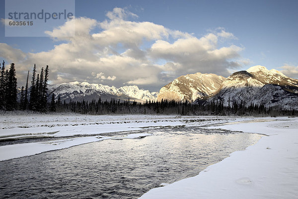 Fiddle River und Bosche Range im Winter  Jasper Nationalpark  UNESCO Weltkulturerbe  Rocky Mountains  Alberta  Kanada  Nordamerika