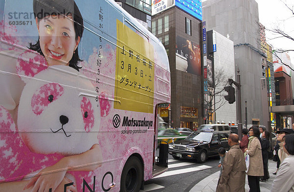 Doppel Decker Bus verwendet für die Werbung von Kaufhaus im Vordergrund  Ginza  Tokyo  Honshu  Japan  Asien