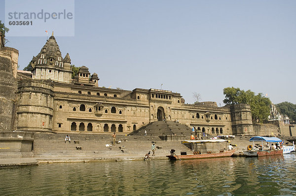 Shiva Hindu-Tempel und Ahilya Fort Komplex am Ufer der Narmada Fluß  Maheshwar  Madhya Pradesh Zustand  Indien  Asien