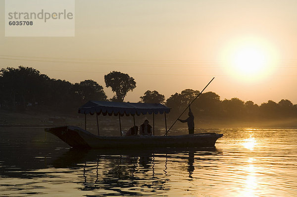 Sonnenuntergang auf der Narmada Fluß  Maheshwar  Madhya Pradesh Zustand  Indien  Asien