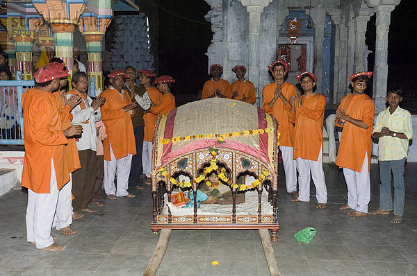Zeremonie am Hindu-Tempel  Maheshwar  Madhya Pradesh Zustand  Indien  Asien