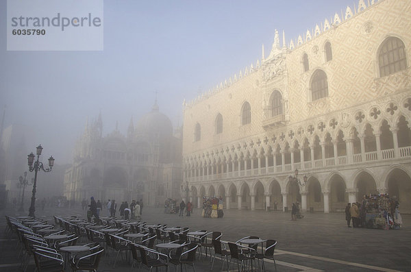 Der Dogenpalast in Nebel  Venedig  UNESCO World Heritage Site  Veneto  Italien  Europa