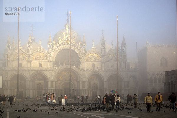 Die Basilika in Nebel  Venedig  UNESCO World Heritage Site  Veneto  Italien  Europa